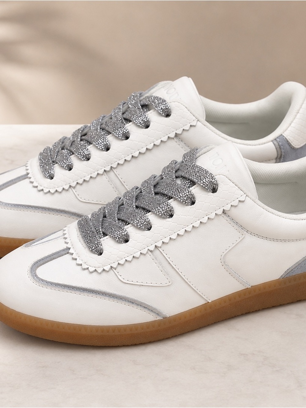 NWT TOMS Collins White Leather & Suede Sneakers | Women’s Size 8